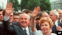 Михаил Горбачев с супругой Раисой. Париж, Франция. Июль 1989 года.