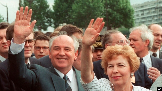 Михаил Горбачев с супругой Раисой. Париж, Франция. Июль 1989 года.