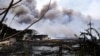 El humo continúa saliendo de un incendio mortal de varios días en una gran instalación de almacenamiento de petróleo en Matanzas, Cuba, el martes 9 de agosto de 2022.