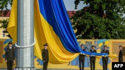 Anggota pasukan kehormatan Ukraina menghadiri upacara untuk menandai Hari Bendera Nasional Ukraina, di kota barat Lviv pada 23 Agustus 2022, sebagai ilustrasi. Beberapa pejabat senior Ukraina mengundurkan diri pada Selasa (24/1). (Foto: AFP)