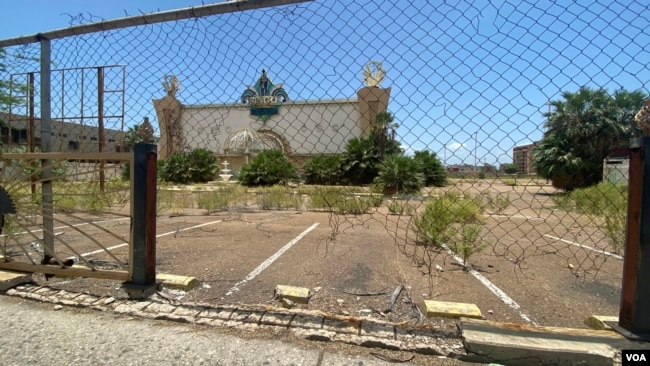 Algunos casinos cerrados durante la presidencia de Hugo Chávez, en 2011, permanecen abandonados en ciudades venezolanas como Maracaibo. [Foto: Gustavo Ocando Alex, VOA]