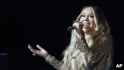 ARCHIVO - Mariah Carey se presenta durante un concierto que celebra Dubai Expo 2020 One Year to Go en Dubai, Emiratos Árabes Unidos, el 20 de octubre de 2019.