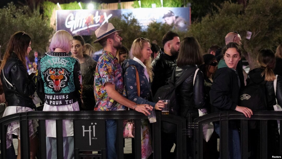 Jóvenes esperan para entrar en una discoteca de Ibiza, España. 