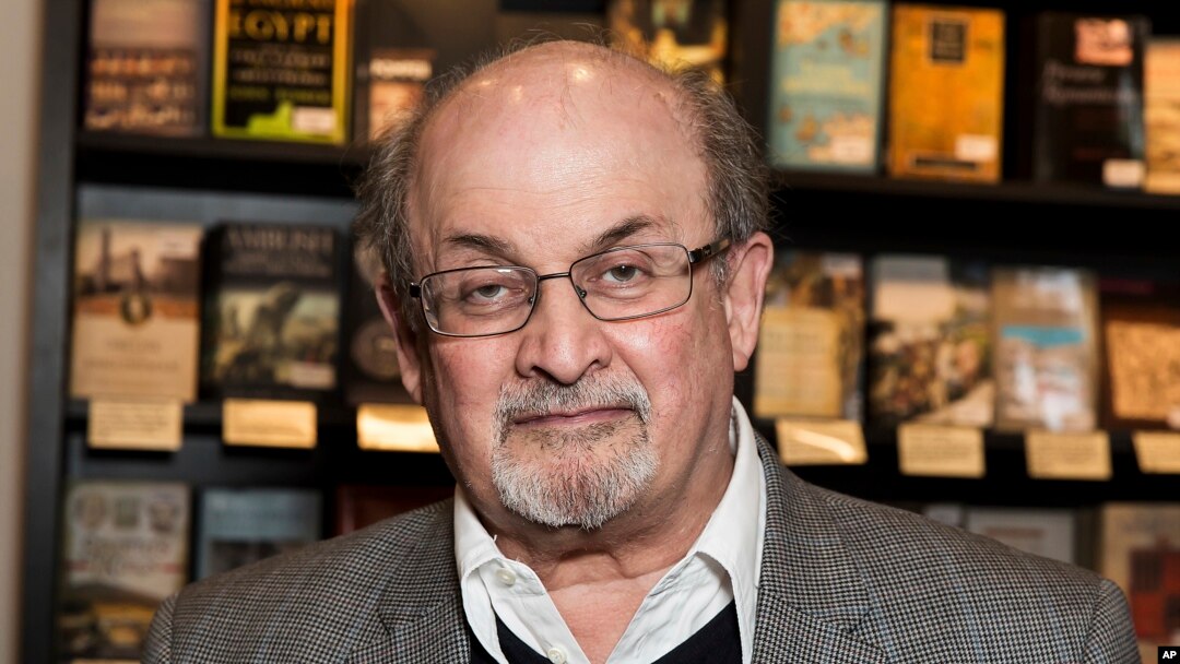 ARCHIVO - El autor Salman Rushdie aparece en una firma de su libro "Home" en Londres el 6 de junio de 2017