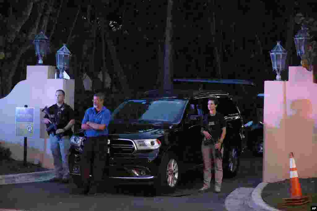 Agentes del Servicio Secreto en la entrada de Mar-a-Lago, propiedad del expresidente Donald Trump y ubicada en Palm Beach, Florida.