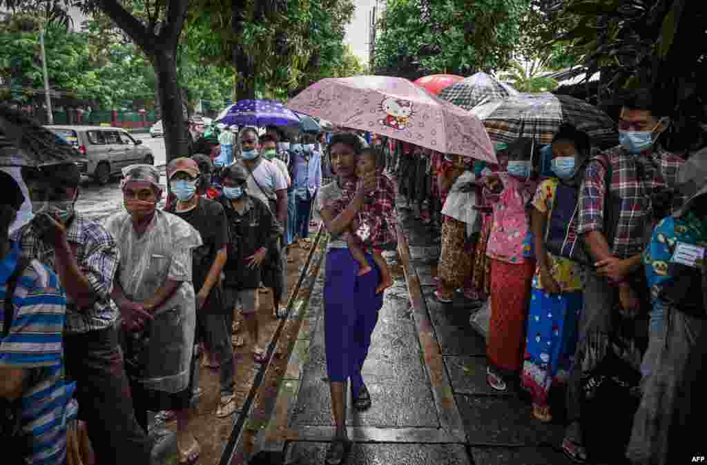 အစားအသောက်အခမဲ့ဝေငှပေးနေတဲ့ ရန်ကုန်မြို့တွင်းက တနေရာမှာ တန်းစီစောင့်နေသူတွေကို တွေ့ရတာဖြစ်ပါတယ်။ (သြဂုတ် ၁၇၊ ၂၀၂၂)