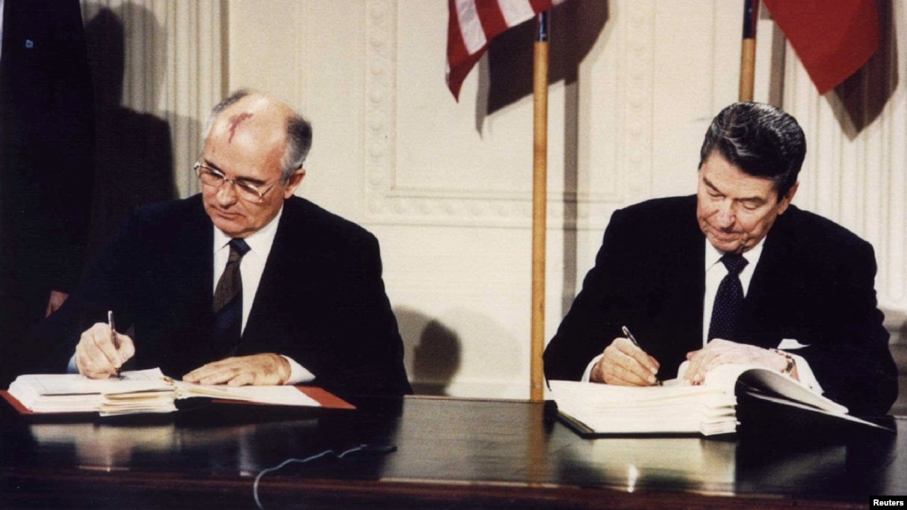 Tổng thống Mỹ Ronald Reagan và Tổng thống Liên Xô Mikhail Gorbachev ký hiệp ước Các lực lượng hạt nhân tầm trung tại Washington, ngày 8/12/1987. Tổng thống Nga Vladimir Putin muốn nối lại sản xuất tên lửa có khả năng hạt nhân tầm trung và tầm ngắn.