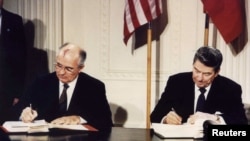 Nga firmosja në vitin 1987 e traktatit për armët bërthamore nga Ronald Regani dhe Mihail Gorbaçovi