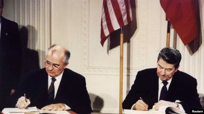 资料照片：美国总统里根和苏联领导人戈尔巴乔夫在白宫签署《中程导弹条约》。(1987年12月8日)