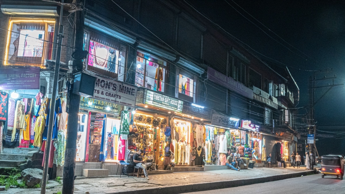 Polo View Market, Residency Road, Kothi Bagh, Srinagar, Jammu Kashmir,  190001