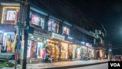 Shops line a street in Srinagar, summer capital of Jammu and Kashmir in Indian-administered Kashmir. (M. Hamid/VOA)