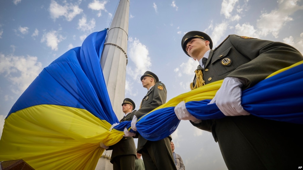 2022年8月23日，乌克兰仪仗队士兵在首都基辅准备升起国旗，纪念国家独立31周年。（乌克兰总统新闻办公室提供）(photo:VOA)