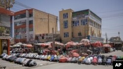 Warga muslim melaksanakan salat Jumat di area jalanan di Hargeisa, Somaliland, pada 11 Februari 2022. (Foto: AP/Brian Inganga)