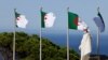 ARCHIVES - Un homme passe devant le drapeau national de l'Algérie à Alger, le 25 août 2022.