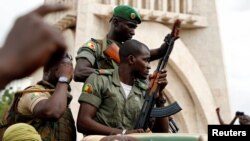 বিদ্রোহের পরে মালির বামাকোতে স্বাধীনতা স্কোয়ারে মালিয়ান সেনা সৈন্যদের মহড়া। ১৮ আগস্ট, ২০২০। (ফাইল ছবি) 