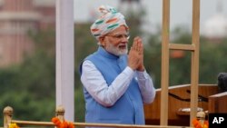 Perdana Menteri India Narendra Modi, menyapa massa setelah memberikan pidato kenegaraan pada Hari Kemerdekaan India, di New Delhi, 15 Agustus 2022 (foto: dok). 
