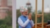 Perdana Menteri India Narendra Modi, menyapa warganya di Red Fort yang dibangun pada abad ke-17 pada Hari Kemerdekaan di New Delhi, India, 15 Agustus 2022. (Foto: AP)