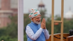 Perdana Menteri India Narendra Modi, menyapa warganya di Red Fort yang dibangun pada abad ke-17 pada Hari Kemerdekaan di New Delhi, India, 15 Agustus 2022. (Foto: AP)