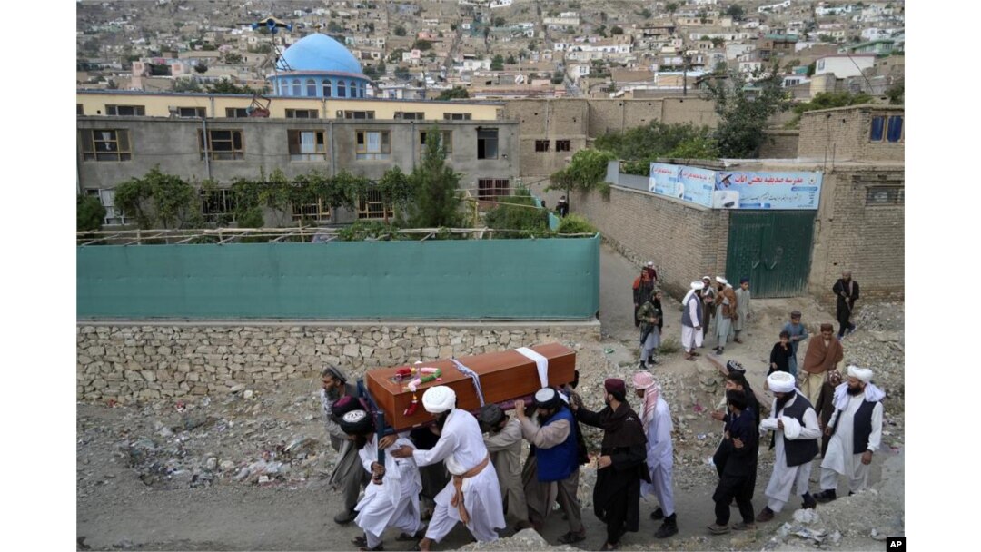Para pelayat membawa jenazah korban penyerangan di sebuah masjid di Kabul, Afghanistan, Kamis, 18 Agustus 2022. Sedikitnya 10 orang tewas dalam ledakan di sebuah masjid saat salat pada Rabu malam, termasuk seorang ulama terkemuka. (Foto: A/Ebrahim Noroozi)