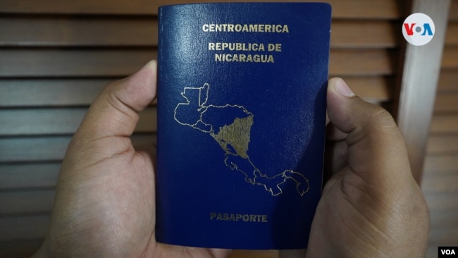 Un pasaporte nicaragüense. Foto Houston Castillo, VOA