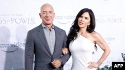 Jeff Bezos, fondateur et président exécutif d'Amazon, et sa compagne Lauren Sanchez assistent à la première de "Le Seigneur des anneaux : les anneaux du pouvoir" de Prime Video le 15 août 2022 à Los Angeles, en Californie.