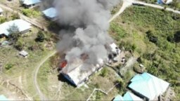 Barak pemuda dan olahraga di Kampung Mamba Kabupaten Intan Jaya, Papua, yang dibakar Kelompok Kriminal Bersenjata (KKB), Selasa 16 Agustus 2022. (Courtesy: Polda Papua)