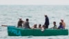 ARCHIVO: Migrantes cubanos reman hacia Stock Island, cerca de Key West, Florida, el viernes 12 de agosto de 2022.
