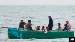 Migrantes cubanos reman hacia Stock Island, cerca de Key West, Florida, el viernes 12 de agosto de 2022.