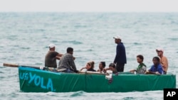 Migrantes cubanos reman hacia Stock Island, cerca de Cayo Hueso, Florida, el viernes 12 de agosto de 2022.