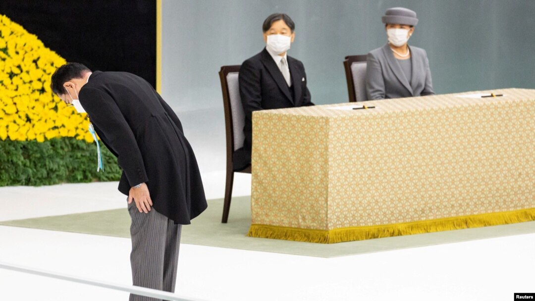 Perdana Menteri Jepang Fumio Kishida membungkuk saat Kaisar Jepang Naruhito dan Permaisuri Masako menghadiri upacara peringatan 77 tahun penyerahan Jepang dalam Perang Dunia II di aula Nippon Budokan di Tokyo, Jepang 15 Agustus 2022. (Foto: Yuichi Yamazaki via REUTERS)