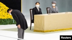 기시다 후미오(왼쪽) 일본 총리가 15일 도쿄 닛폰부도칸에서 열린 전국전몰자 추도식 연단에 오르기 위해 허리 숙여 인사하는 모습을 나루히토(가운데) 천황 내외가 지켜보고 있다.