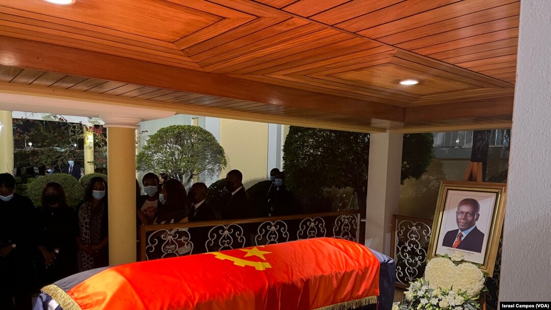 Restos mortais do antigo Presidente José Eduardo dos Santos na sua casa oficial no Miramar