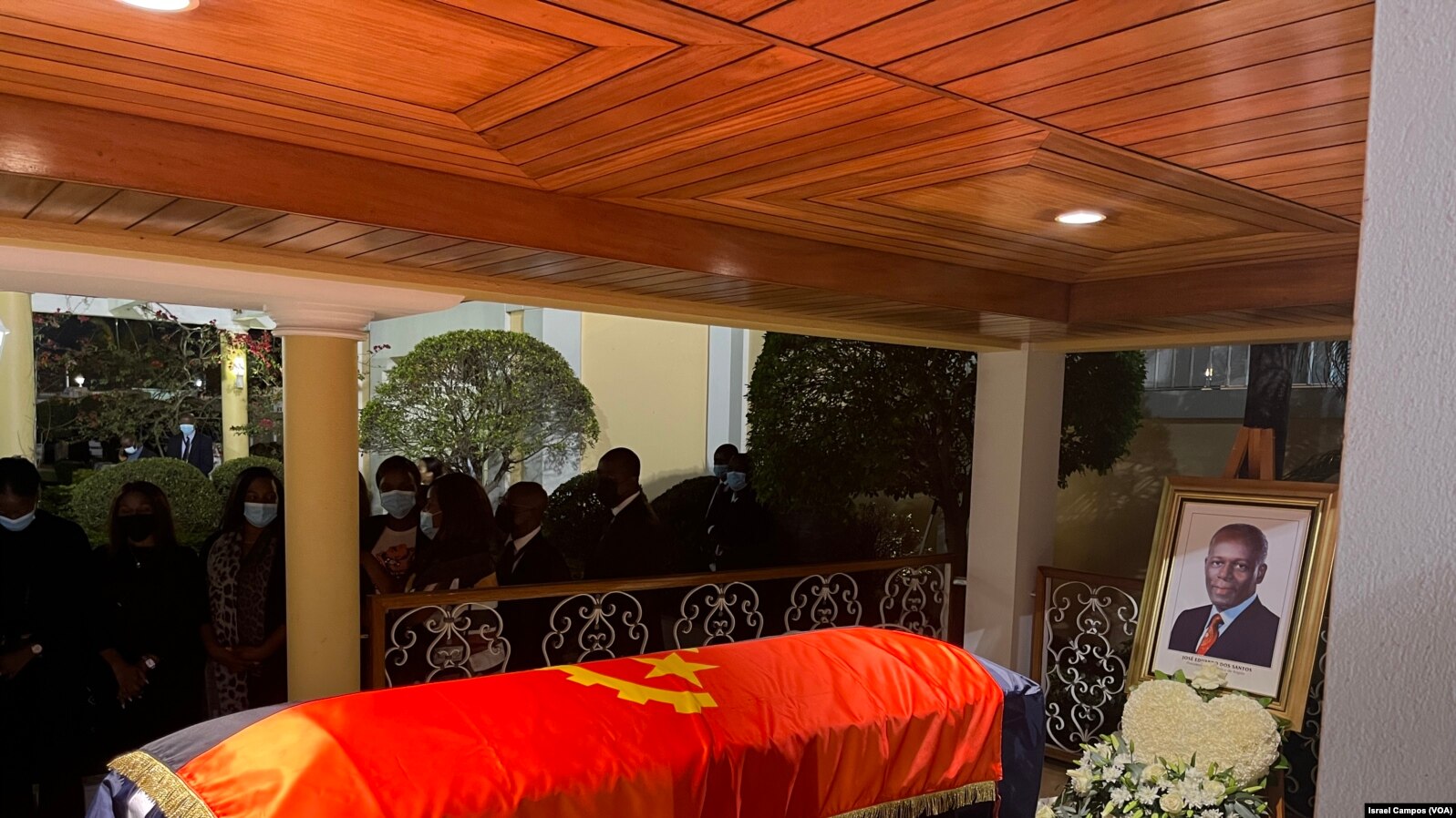 Restos mortais do antigo Presidente José Eduardo dos Santos na sua casa oficial no Miramar