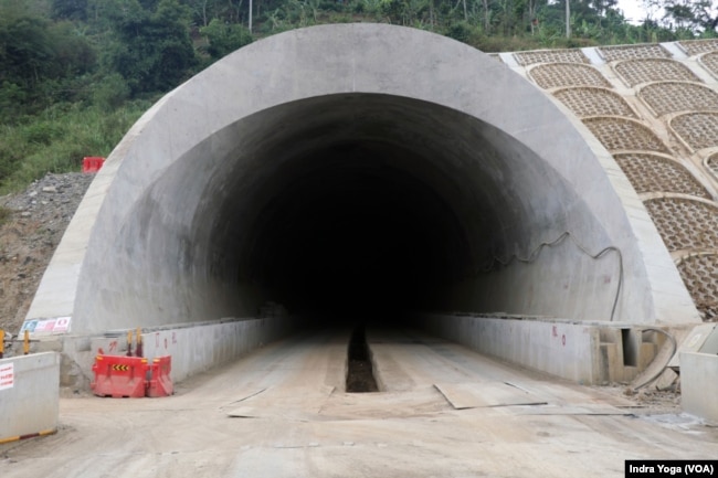 Site terowongan Kereta Cepat Jakarta-Bandung yang berada di kaki bukit Gunung Bohong yang hanya berjarak sekitar 150 meter dari Perumahan Tipar Silih Asih, Padalarang, Bandung Barat.