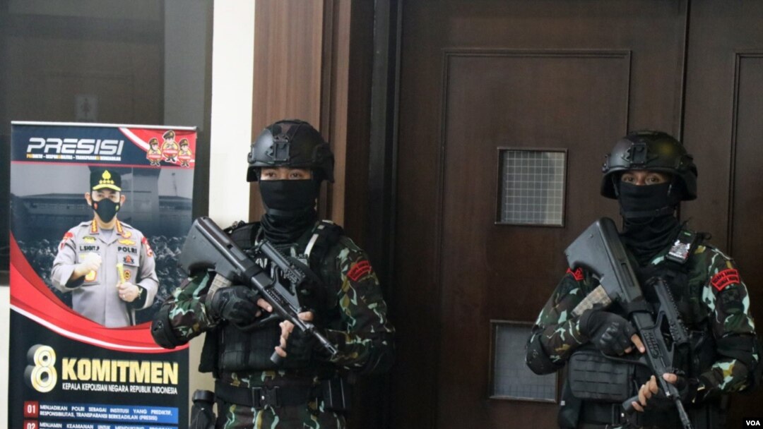 Dua personel Brimob bersenjata lengkap menjaga ruang sidang untuk Sidang Kode Etik atas tersangka Ferdi Sambo (FS). (VOA/Indra Yoga)