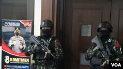 Dua personel Brimob bersenjata lengkap menjaga ruang sidang untuk Sidang Kode Etik atas tersangka Ferdi Sambo (FS). (VOA/Indra Yoga)