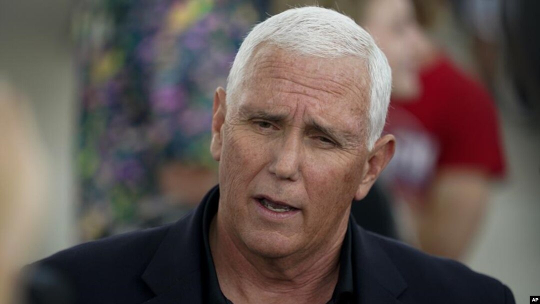 El exvicepresidente estadounidense Mike Pence habla con reporteros durante una visita a la Feria Estatal de Iowa el 19 de agosto del 2022 en Des Moines, Iowa. (AP Foto/Charlie Neibergall)