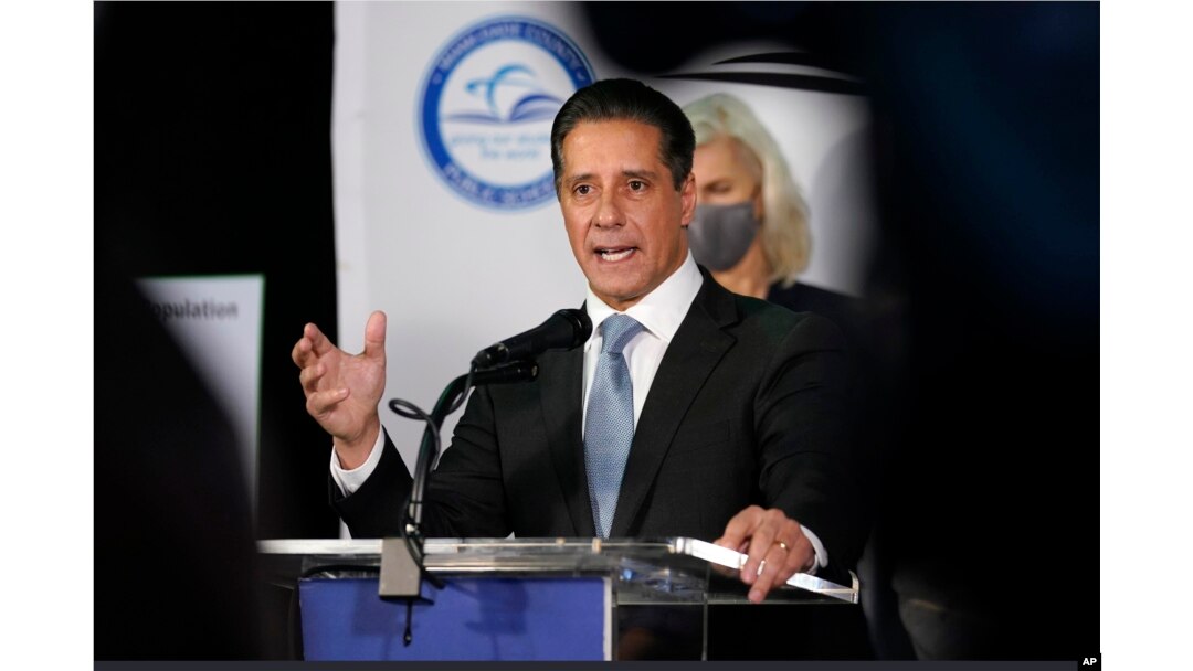 FILE - Pengawas Sekolah Umum Miami, Dade Alberto Carvalho dalam konferensi pers, di Miami, Selasa, 9 November 2021. (AP Photo/Lynne Sladky, File)