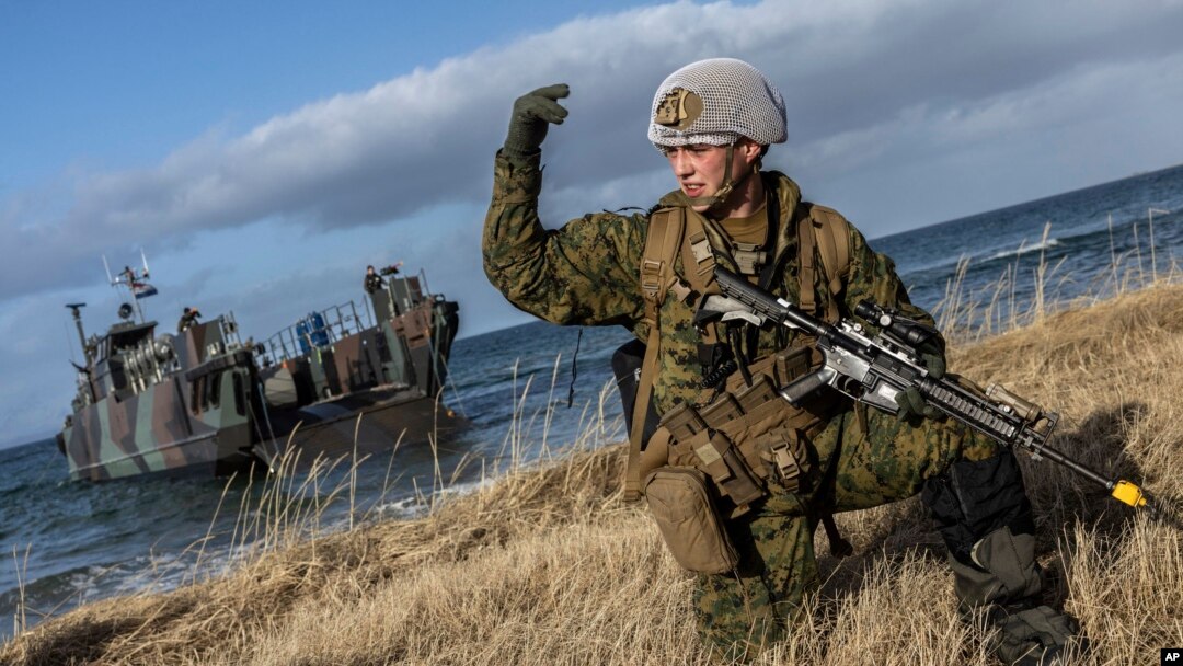 Na ovoj slici koju je dostavila Organizacija Sjevernoatlantskog pakta, američki marinac maše svojim trupama naprijed tokom vježbe Cold Response 22, Norveška, mart 2022.