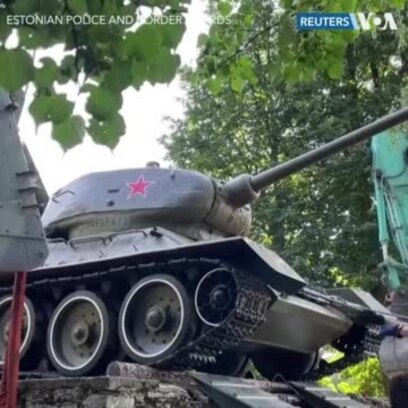 Демонтаж памятника советскому танку в Эстонии 