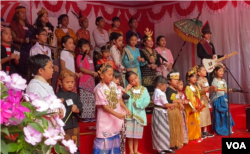 Aubade anak-anak diaspora Indonesia di AS menyanyikan 3 lagu kebangsaan dan 15 lagu daerah usai upacara peringatan HUT ke-77 Kemerdekaan RI (foto: VOA).