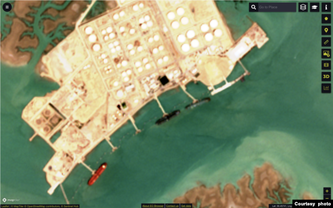 This satellite photo shows what TankerTrackers.com says is oil tanker Molecule (easternmost of three pictured tankers) berthed at Iran's Bandar e-Mahshahr port on Aug. 10, 2022 (ESA)