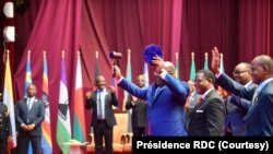 Rais Félix Tshisekediya wa DRC akikabidhiwa uenyekiti wa SADC na Rais wa Malawi Lazarus Chakwera, Kinshasa, RDC, August 17 2022.