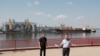 俄羅斯和烏克蘭7月簽署出口協議糧食開始再次出口後，聯合國秘書長安東尼奧·古特雷斯(右)和烏克蘭基礎設施部長奧列克桑德爾·庫布拉科夫在敖德薩海港出席新聞發布會
