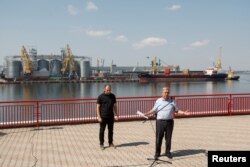 Dosya - BM  Genel Sekreter Antonio Guterres (sağda) ve Ukrayna Altyapı Bakanı Oleksandr Kubrakov, Rusya ve Ukrayna'nın Temmuz ayında bir ihracat anlaşması imzalamasının ardından tahıl ihracatının yeniden başladığı 19 Ağustos 2022'de Odesa'daki limanda bir basın toplantısına katıldılar.  .