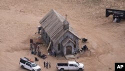 ARCHIVO - Esta foto aérea muestra parte del set de filmación de Bonanza Creek Ranch en Santa Fe, Nuevo México, el 23 de octubre de 2021.