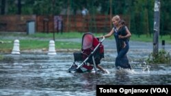 Надојдената вода од обилниот дожд го попречи движењето на возилата и на пешаците