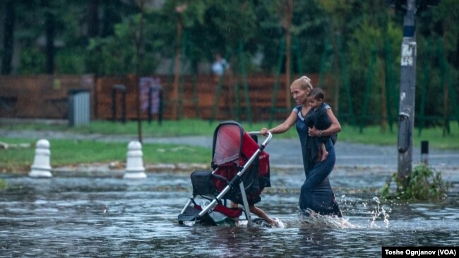 Силно невреме во Скопје: Поплавени домови, згради, возила, подвозници