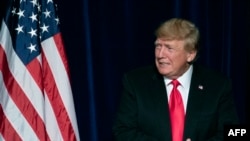 ARCHIVO - El expresidente de Estados Unidos, Donald Trump, sube al escenario en un mitin en Las Vegas, el 8 de julio de 2022.
