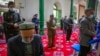 维吾尔人和其他信徒在中国新疆喀什的艾提噶尔清真寺祈祷